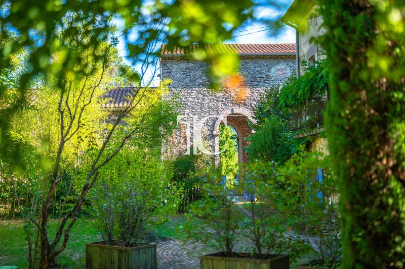 Maison - 379 m² - 19 pièces