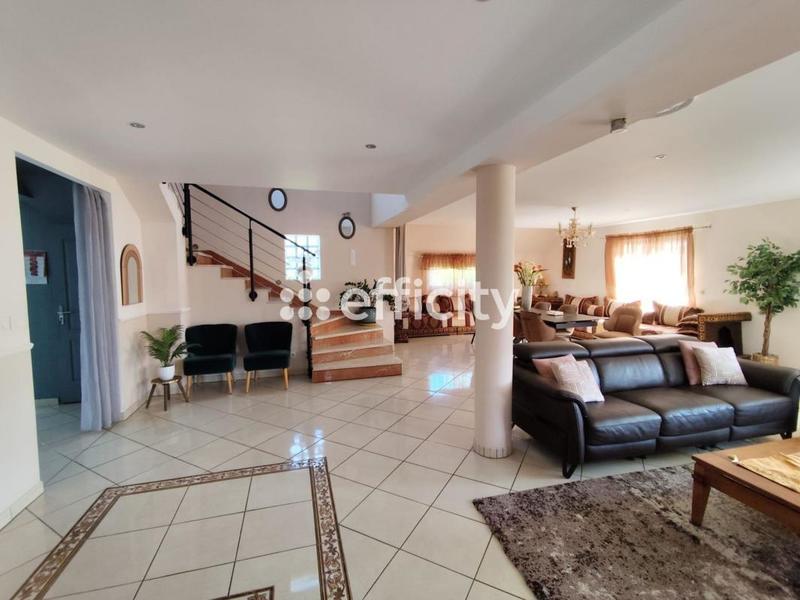 Maison traditionnelle - 221 m² - 5 pièces