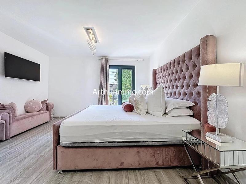 Maison - 235 m² - 8 pièces