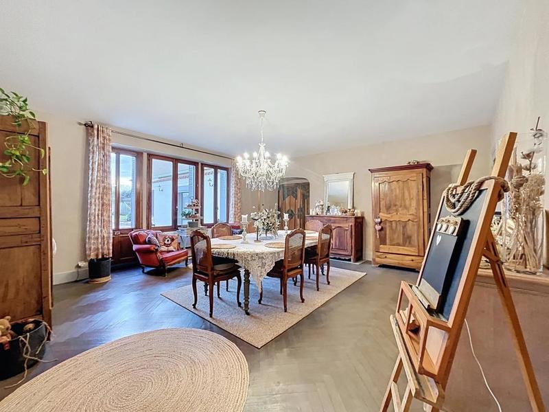 Maison - 310 m² - 11 pièces