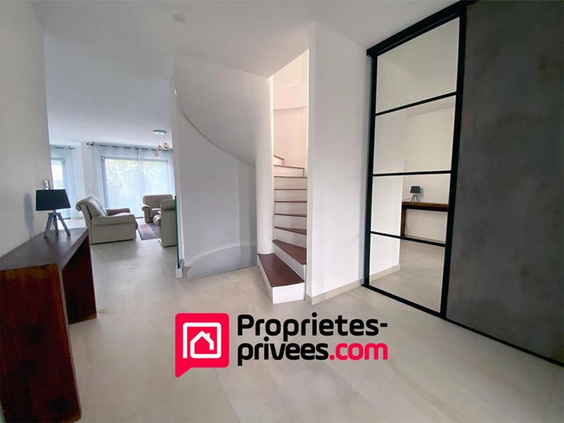 Maison - 218 m² - 9 pièces