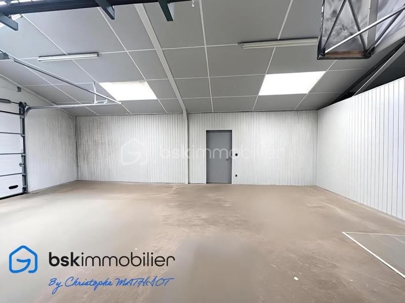 Entrepôt - 1 700 m² - 12 pièces