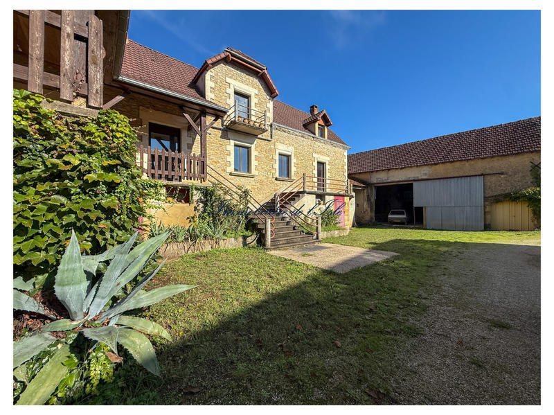 Maison - 236 m² - 9 pièces