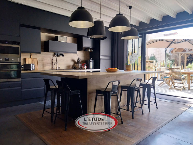 Maison - 250 m² - 7 pièces