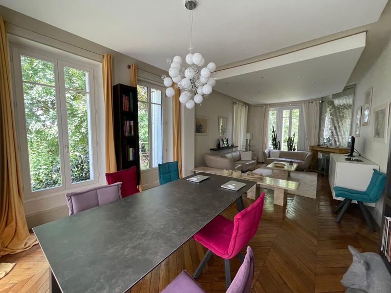 Maison - 230 m² - 9 pièces