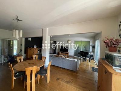 Maison - 207 m² - 7 pièces