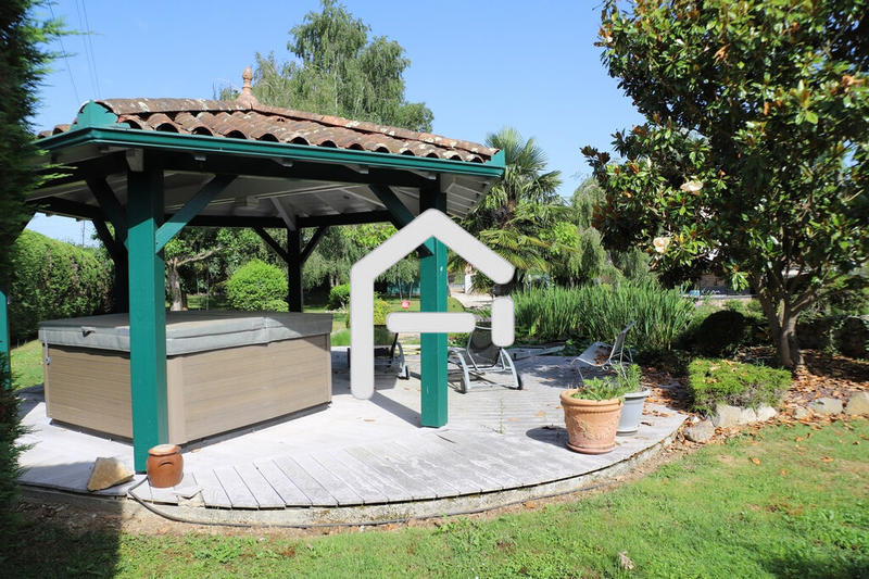 Maison - 250 m² - 6 pièces