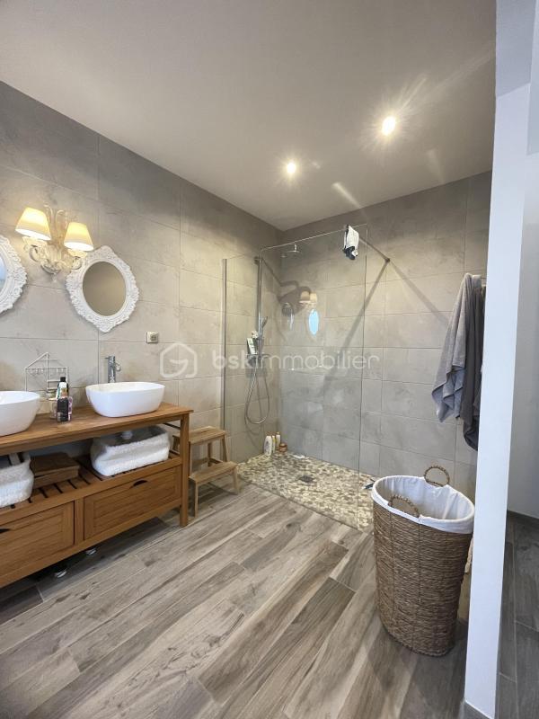 Maison - 222 m² - 7 pièces