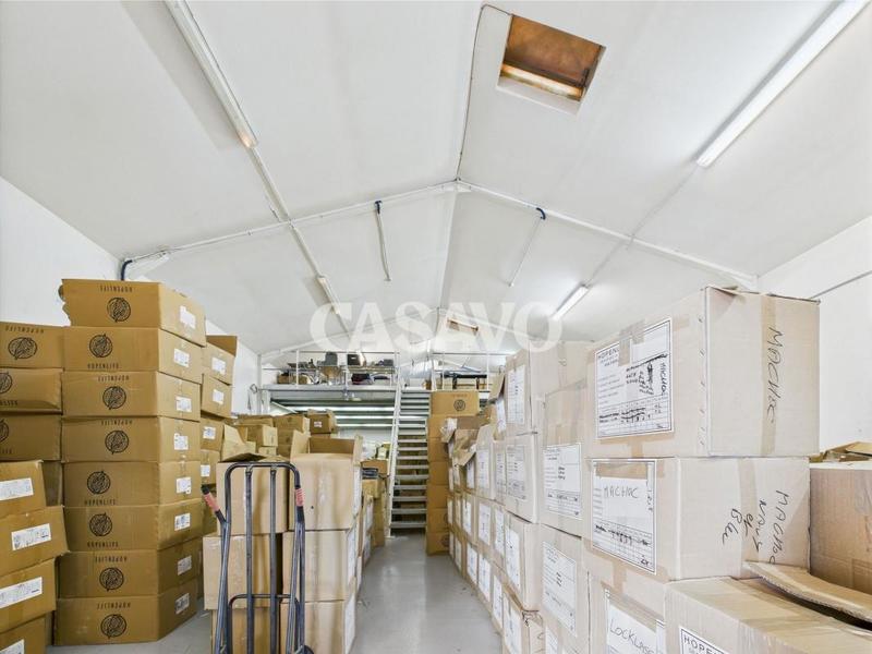 Local commercial - 683 m²