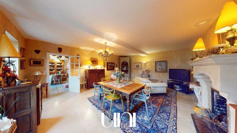 Propriété - 285 m² - 9 pièces