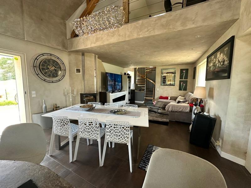 Maison - 230 m² - 6 pièces