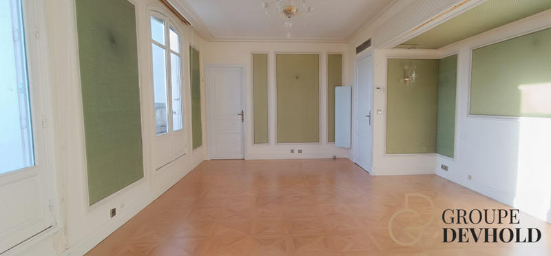 Maison - 1 325 m² - 15 pièces