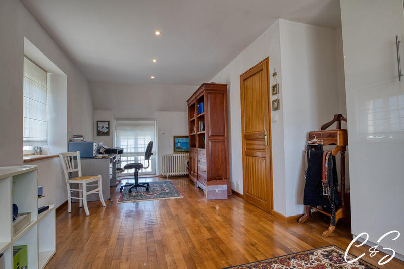 Maison - 219 m² - 8 pièces