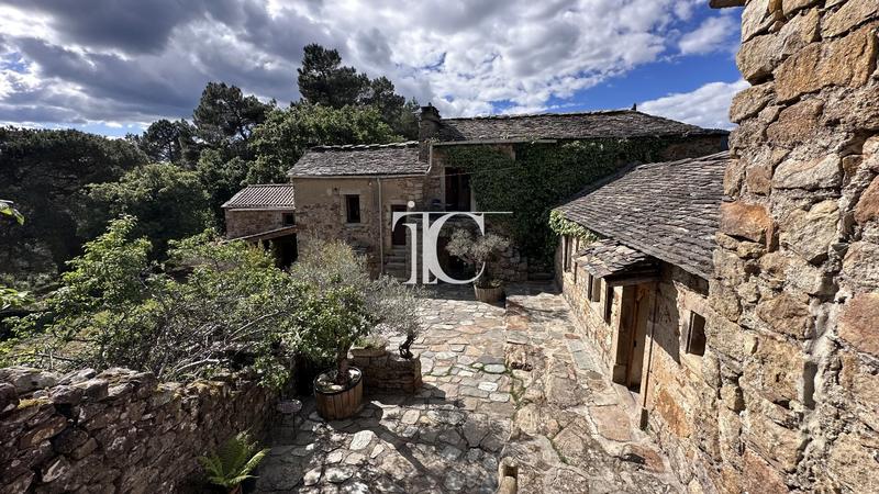 Propriété - 270 m² - 13 pièces