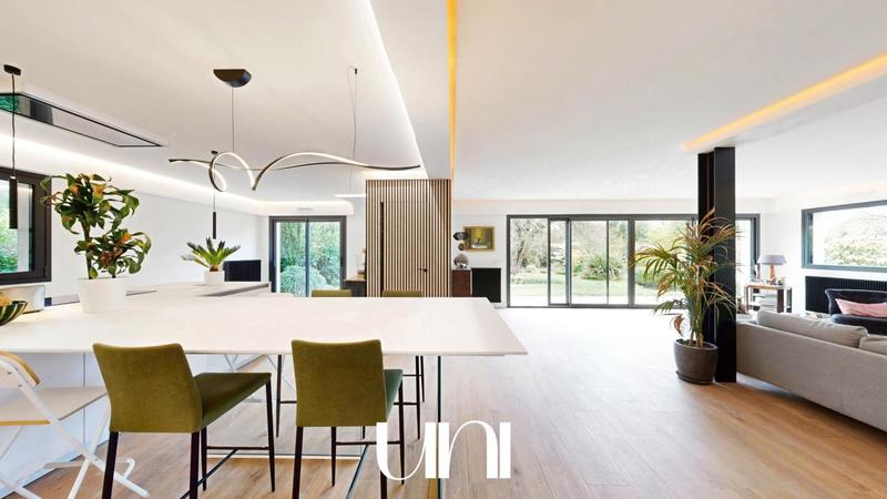 Maison - 265 m² - 8 pièces