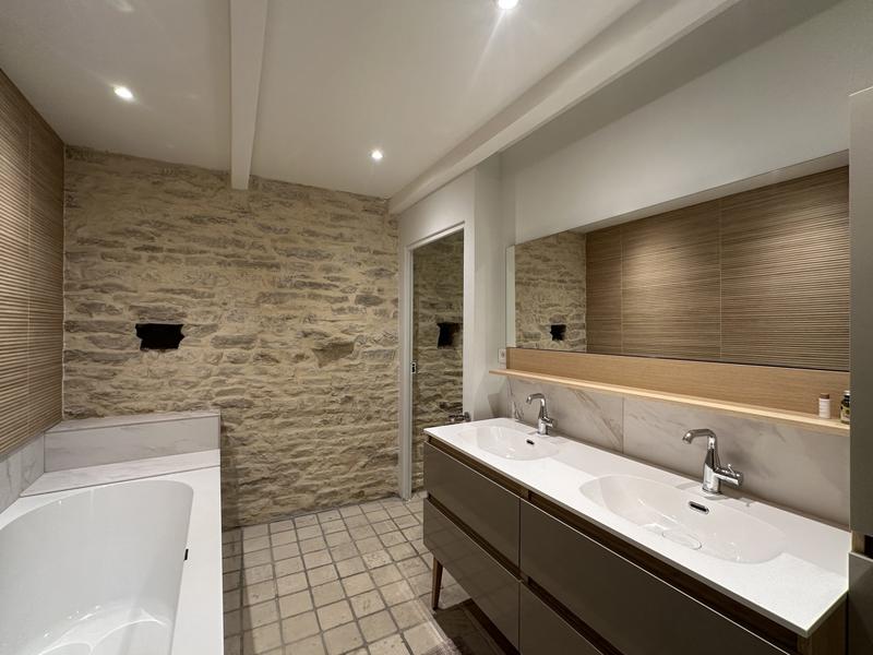 Maison - 270 m² - 8 pièces