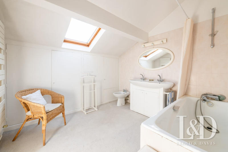 Maison - 183 m² - 9 pièces