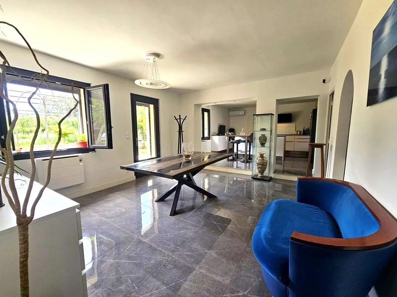 Maison - 230 m² - 8 pièces