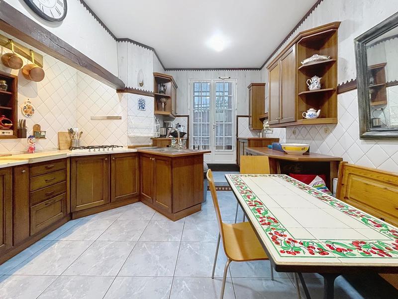 Maison - 242 m² - 10 pièces