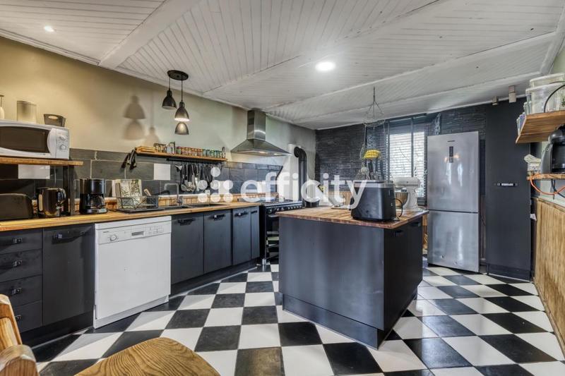 Maison - 228 m² - 9 pièces