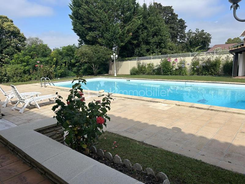 Propriété - 453 m² - 11 pièces