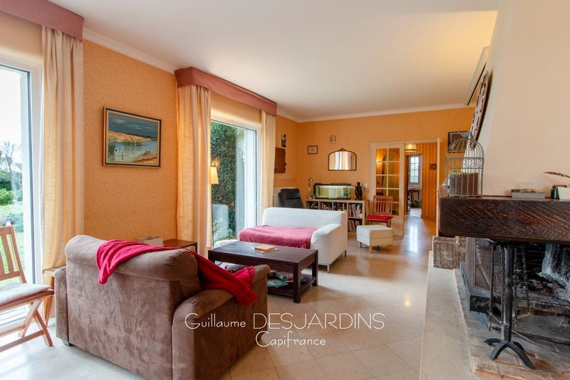 Maison - 240 m² - 8 pièces