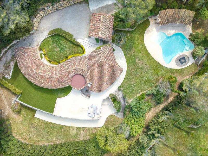 Villa - 646 m² - 10 pièces