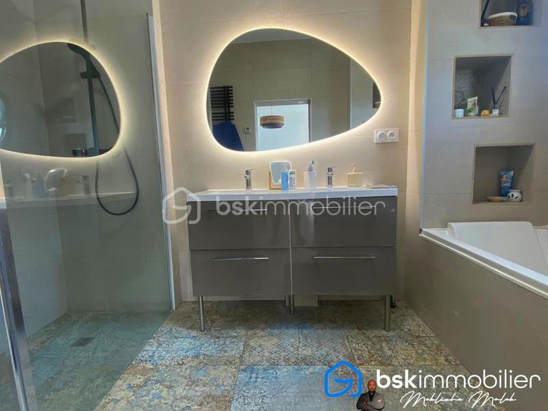 Maison - 250 m² - 6 pièces