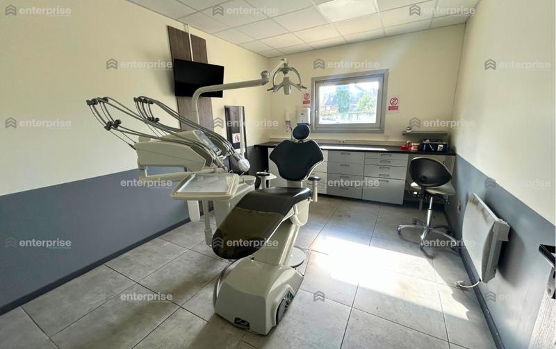 Local commercial - 744 m²