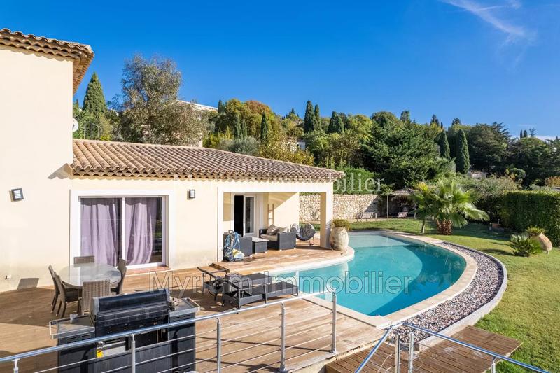 Maison - 220 m² - 5 pièces