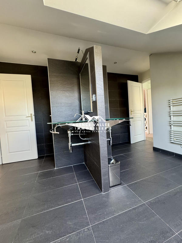 Maison - 198 m² - 8 pièces