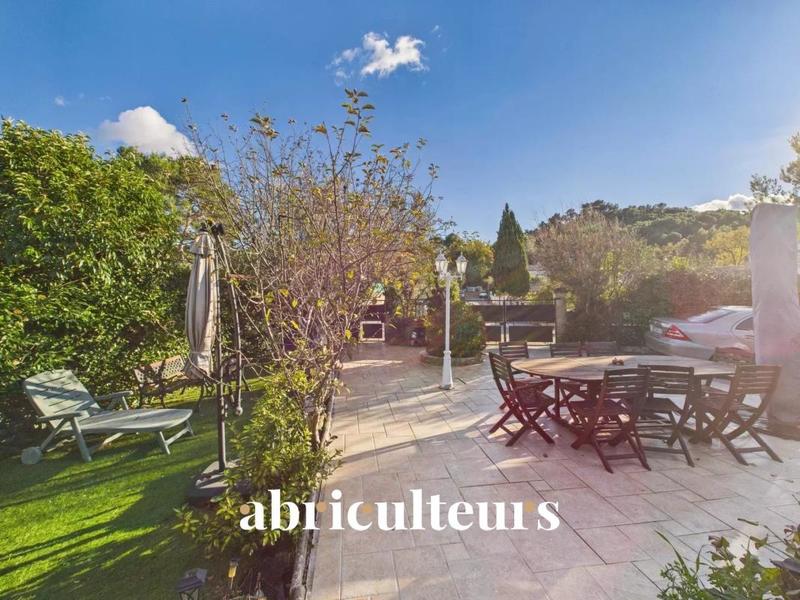 Maison - 232 m² - 8 pièces