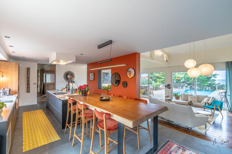 Maison - 330 m² - 10 pièces