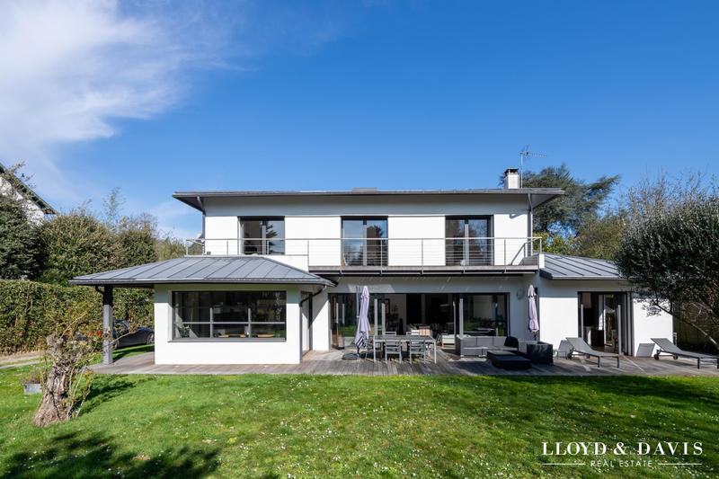 Maison contemporaine - 335 m² - 9 pièces