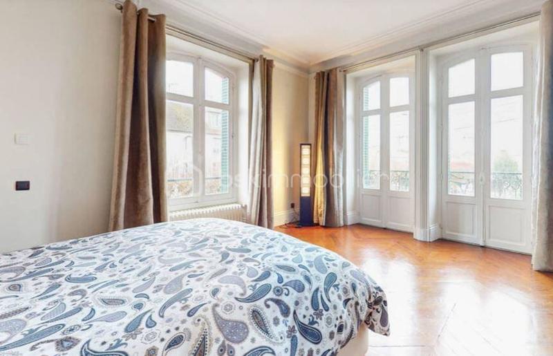 Demeure - 240 m² - 7 pièces