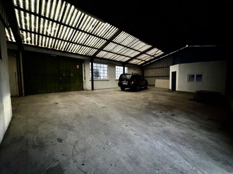 Local d'activité / Entrepôt - 879 m²