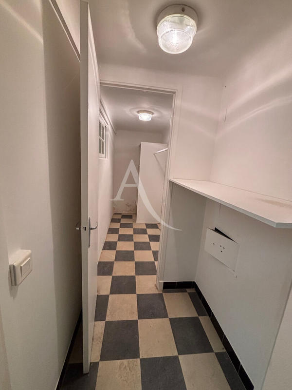 Local d'activité / Entrepôt - 99 m²