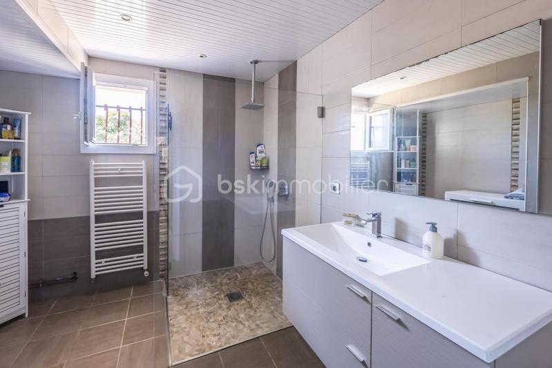 Maison - 250 m² - 9 pièces