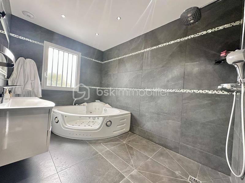 Pavillon - 200 m² - 7 pièces