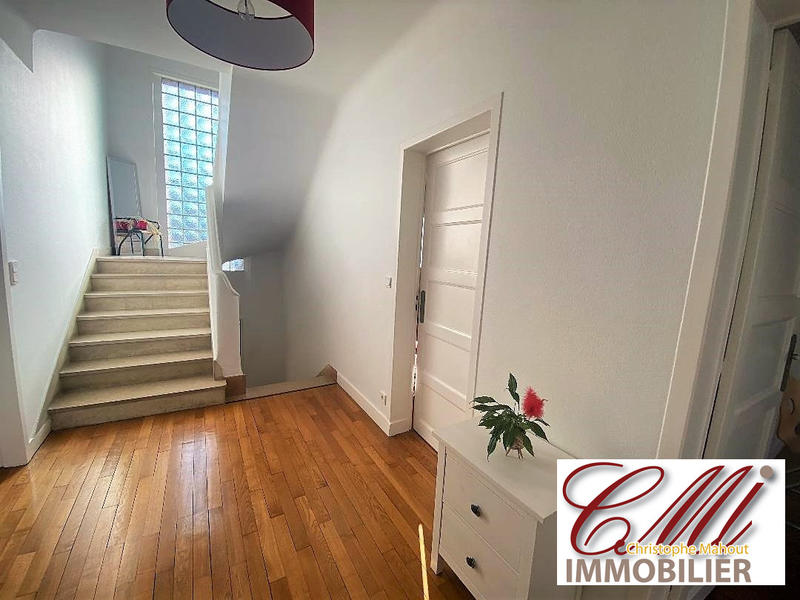 Maison - 370 m² - 9 pièces