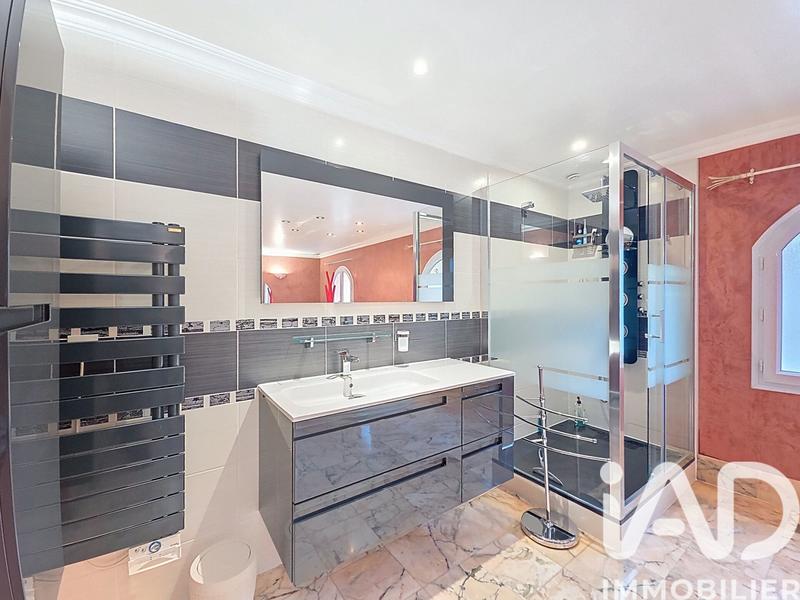 Maison - 223 m² - 5 pièces