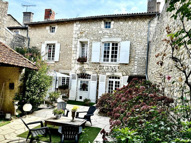 Demeure - 228 m² - 9 pièces