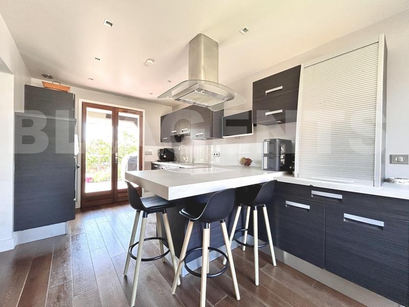 Maison contemporaine - 219 m² - 6 pièces