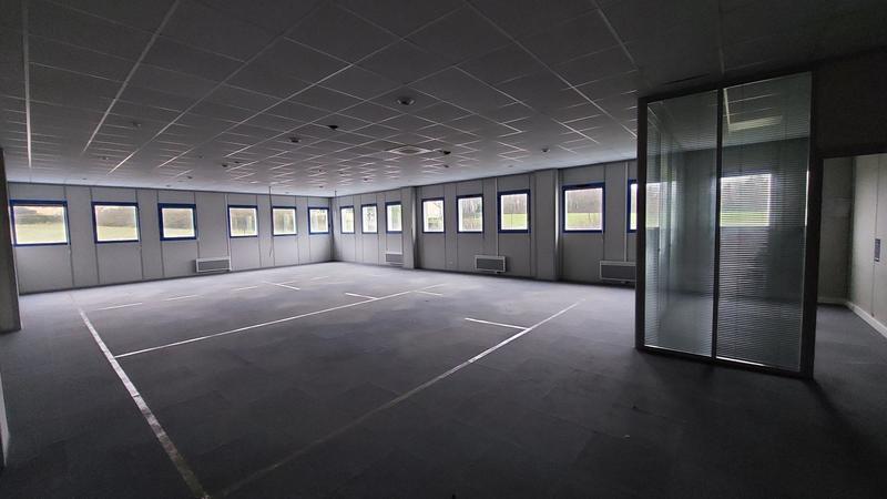 Local commercial - 3 243 m²