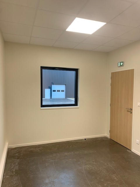 Local d'activité / Entrepôt - 174 m²