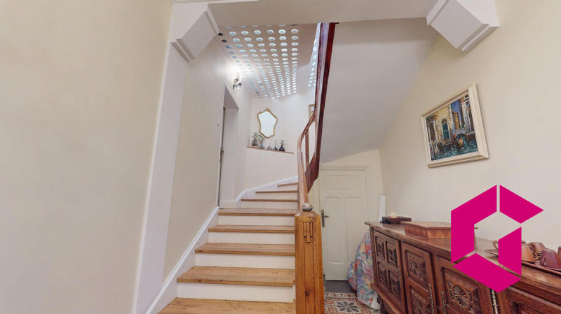 Maison - 337 m² - 9 pièces