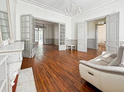 Maison - 220 m² - 8 pièces