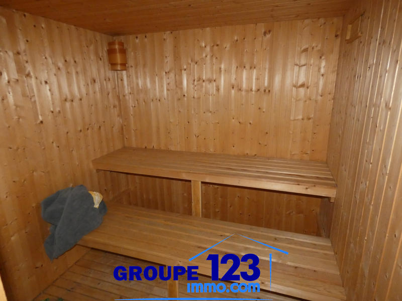 Maison - 369 m² - 9 pièces