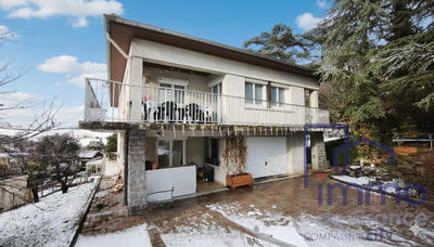 Maison - 222 m² - 8 pièces