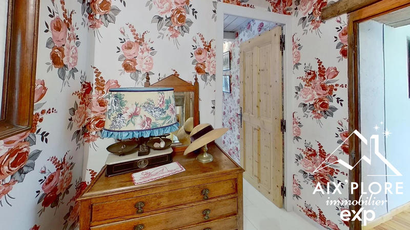 Maison traditionnelle - 248 m² - 7 pièces